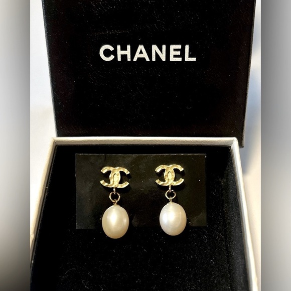 CHANEL Jewelry - 💖 CHANEL CC logo pearl earrings